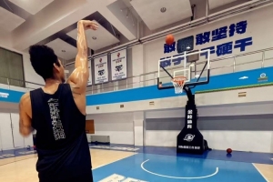 北京球员丘天晒训练照：汗是情绪的解药！下个赛季从今天开始！配图