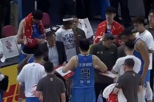 活久见😲北京男篮双战术板场面引发热议：到底该听谁的呢？配图