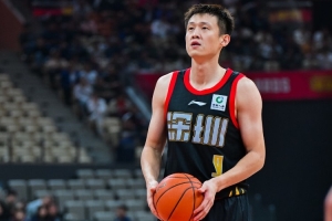 退役？周鹏：如果每天坐板凳不会开心 若球队需要我那可能会延续配图